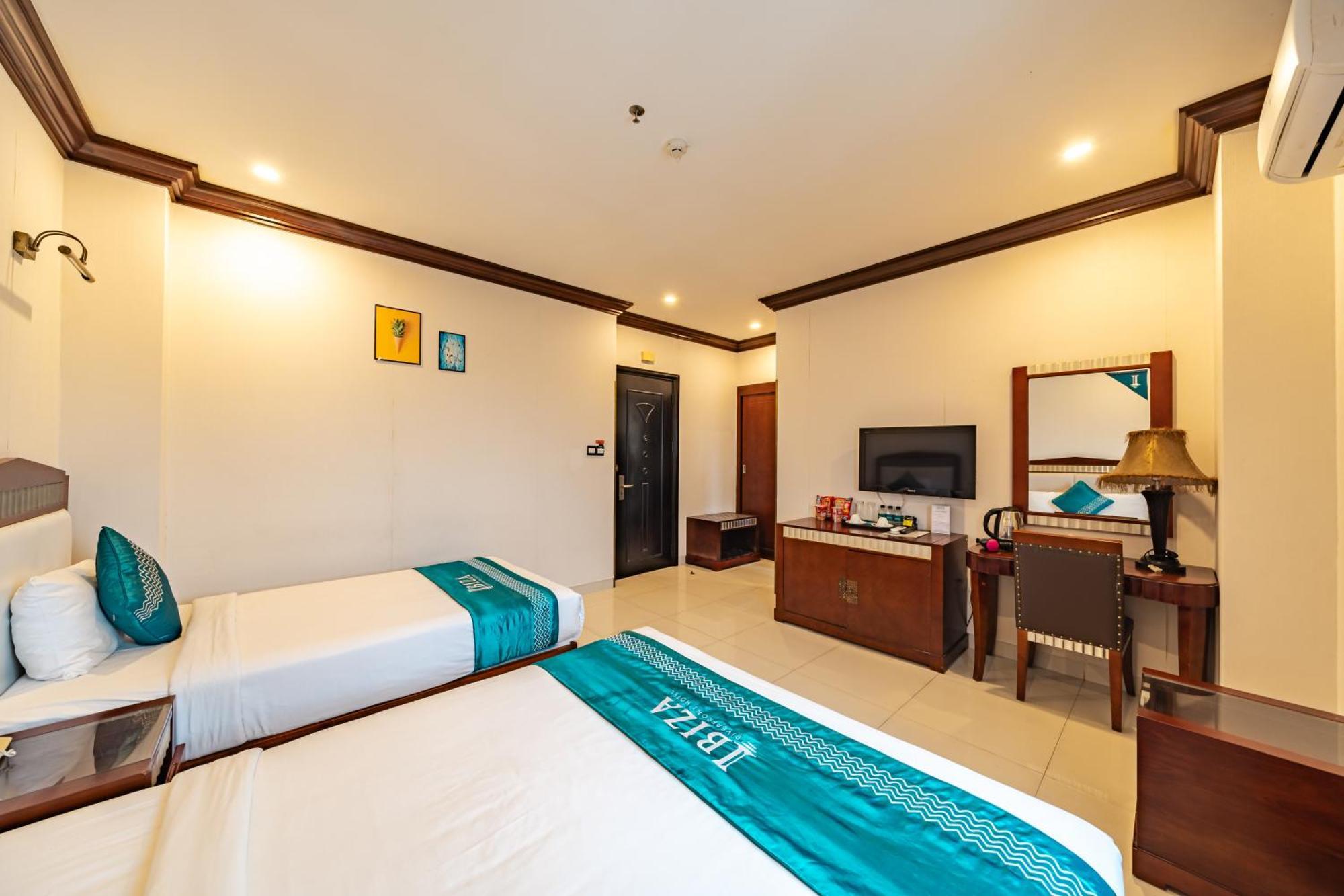 Khách sạn Ibiza Riverfront 4*