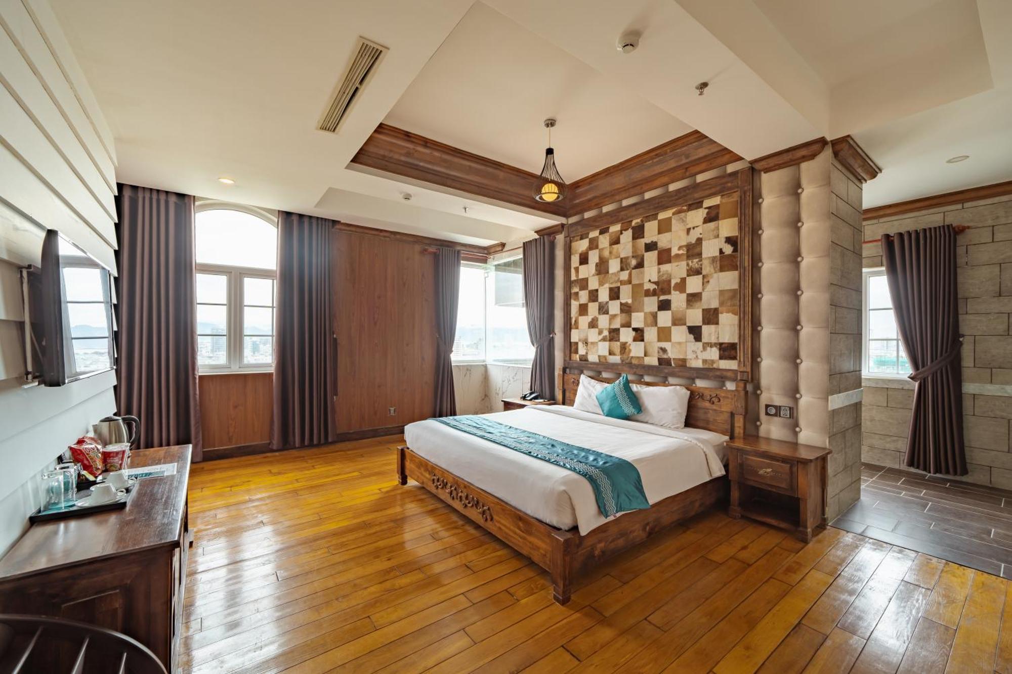 Ibiza Riverfront Khách sạn 4*